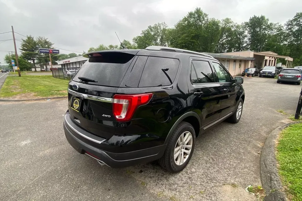 2018 Ford Explorer XLT Sport photo 1