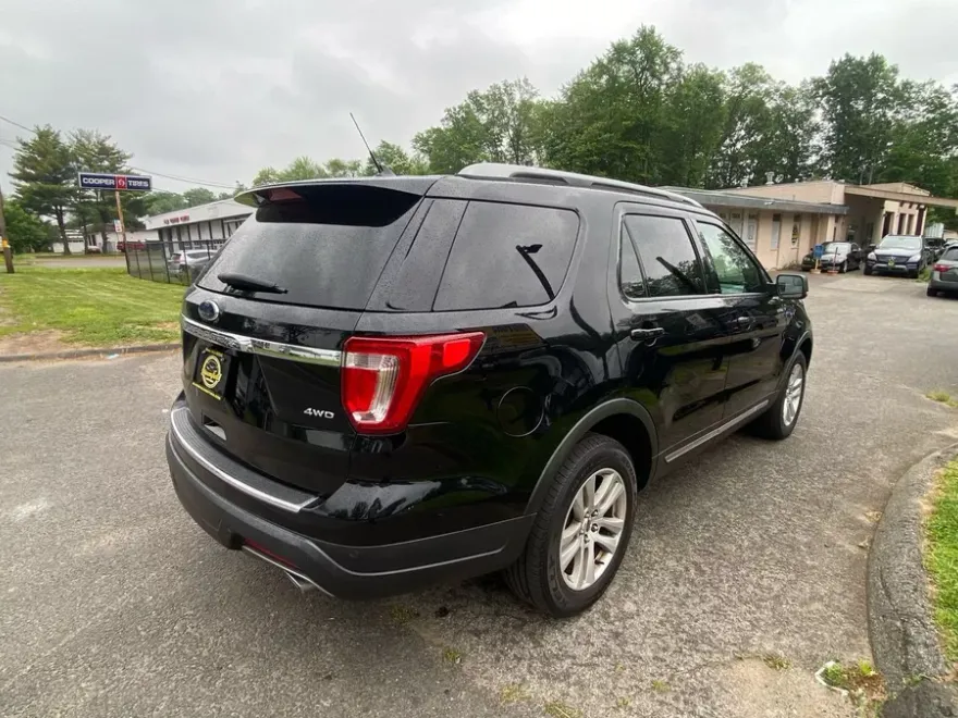 2018 Ford Explorer XLT Sport photo 1