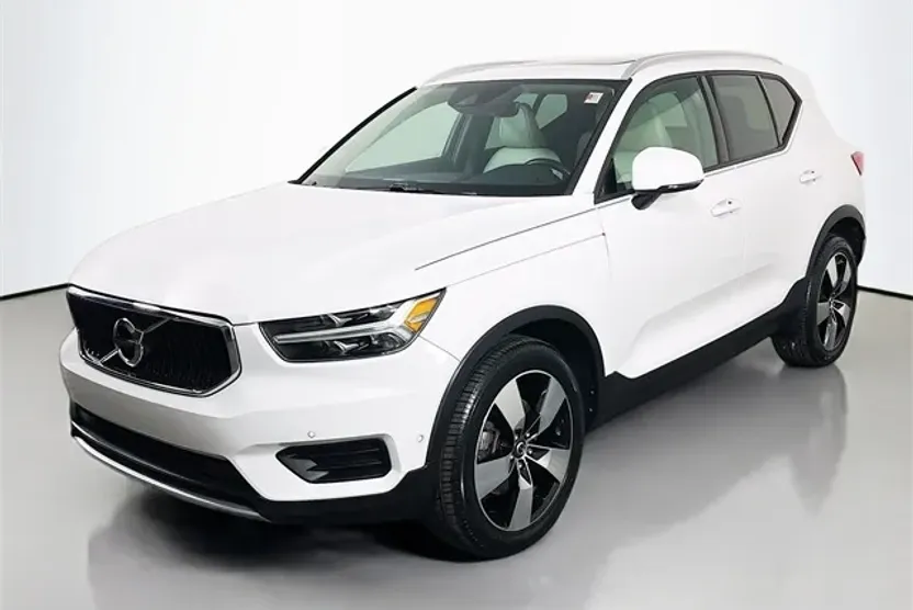 2019 Volvo XC40 Momentum photo 1