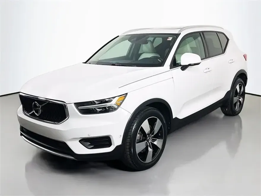 2019 Volvo XC40 Momentum photo 1