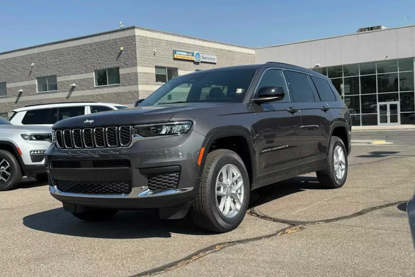 2025 Jeep Grand Cherokee Laredo photo 1