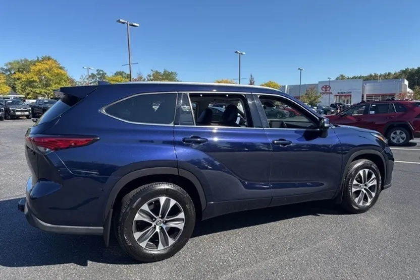 2021 Toyota Highlander XLE photo 1