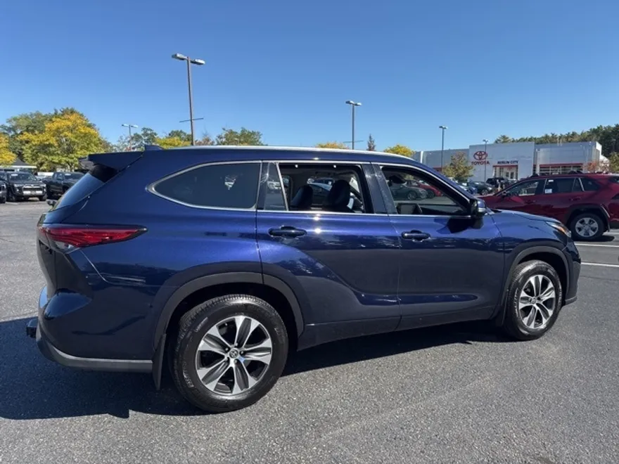 2021 Toyota Highlander XLE photo 1