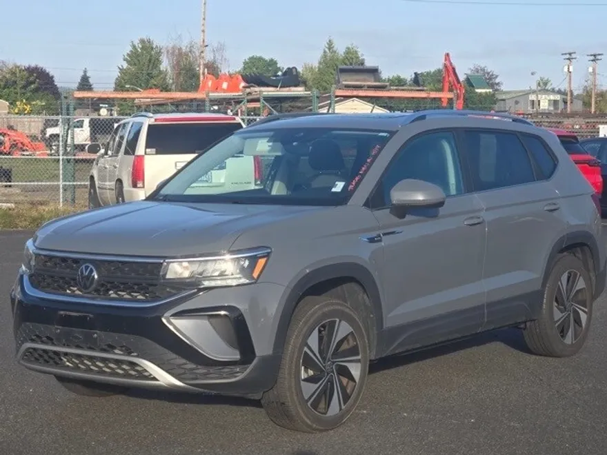 2023 Volkswagen Taos SE photo 1
