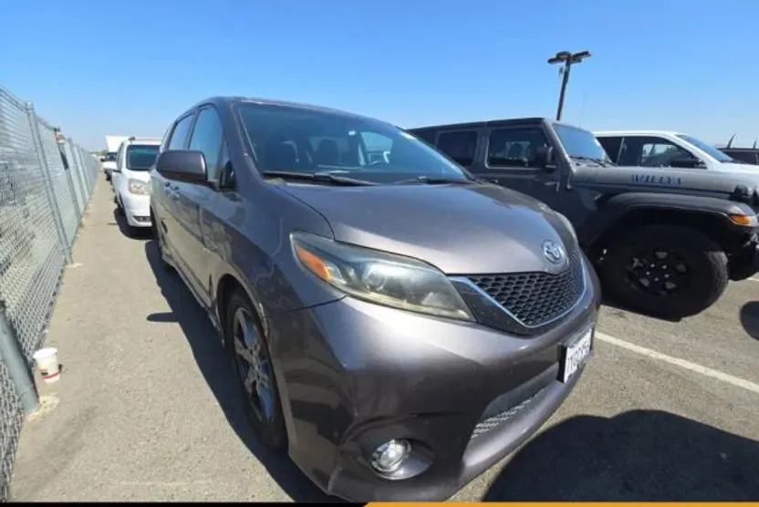 2017 Toyota Sienna SE Premium photo 1