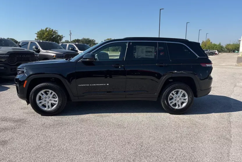 2025 Jeep Grand Cherokee Laredo Altitude photo 1