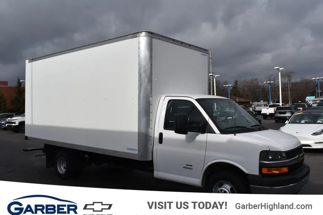 2024 Chevrolet Express Cutaway photo 1