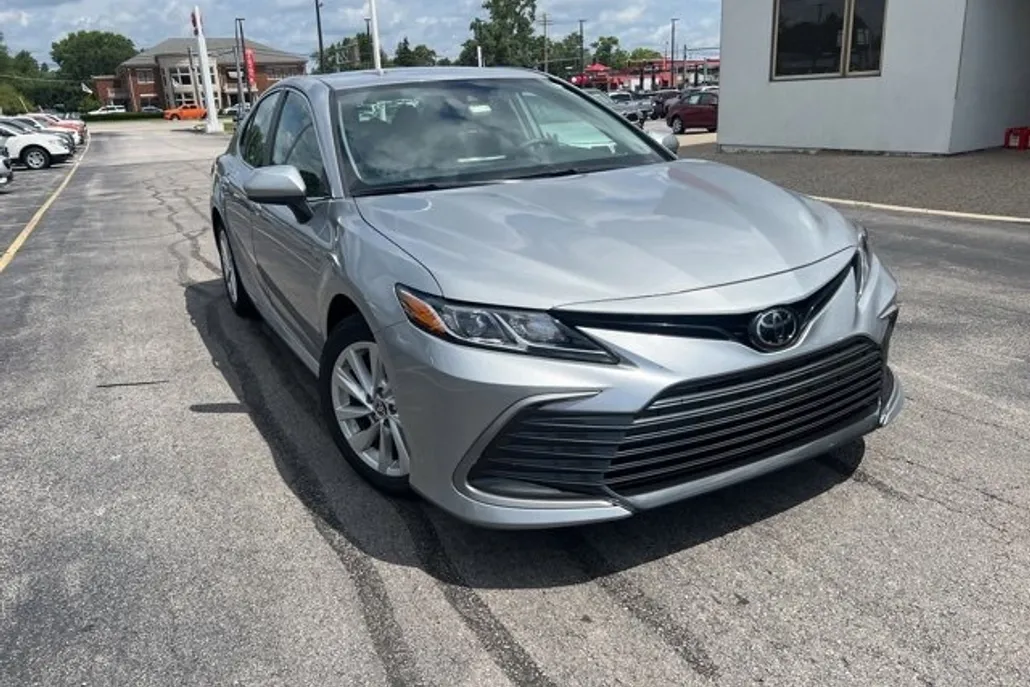 2023 Toyota Camry LE photo 1