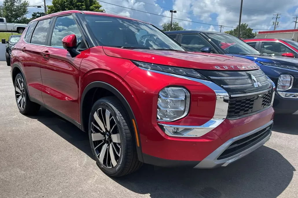 2025 Mitsubishi Outlander SE photo 1