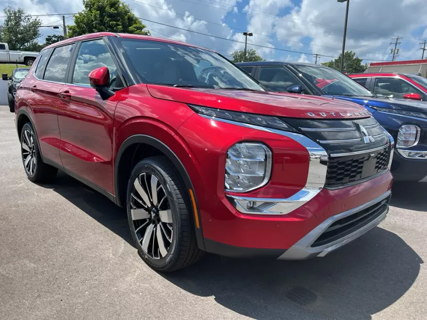 2025 Mitsubishi Outlander SE photo 1