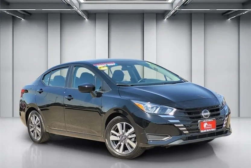 2023 Nissan Versa 1.6 SV photo 1