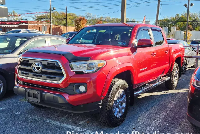 2017 Toyota Tacoma SR5 photo 1