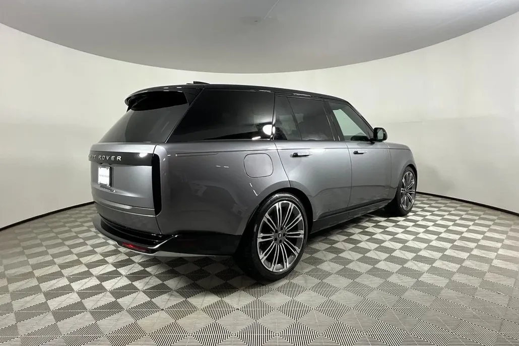 2025 Land Rover Range Rover SE photo 1