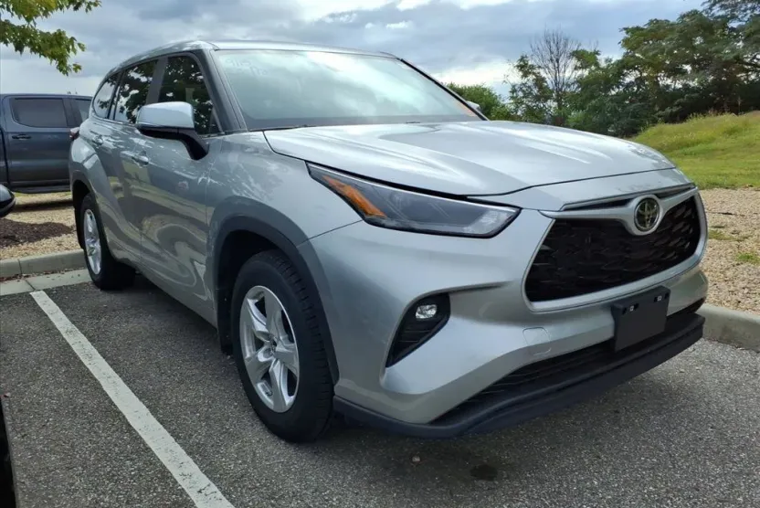 2024 Toyota Highlander LE photo 1