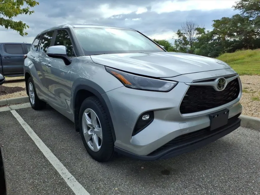 2024 Toyota Highlander LE photo 1