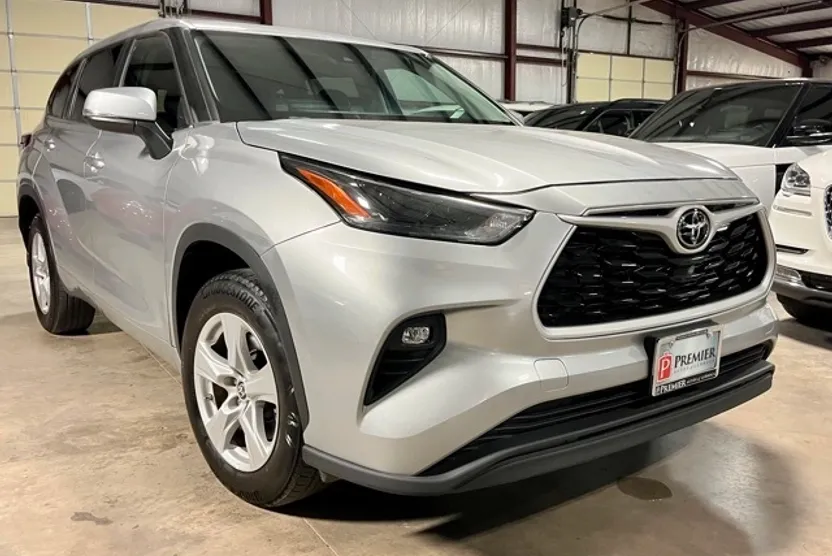 2024 Toyota Highlander LE photo 1