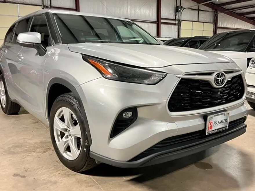 2024 Toyota Highlander LE photo 1