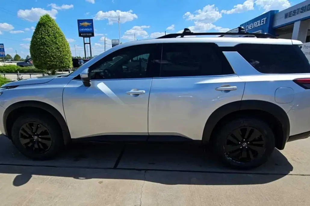 2022 Nissan Pathfinder SV photo 1