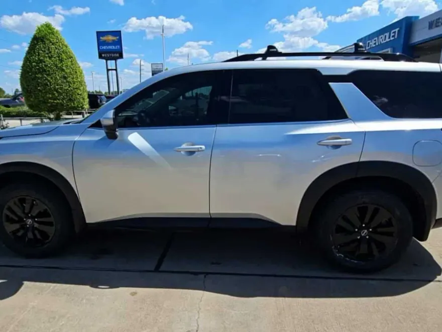 2022 Nissan Pathfinder SV photo 1