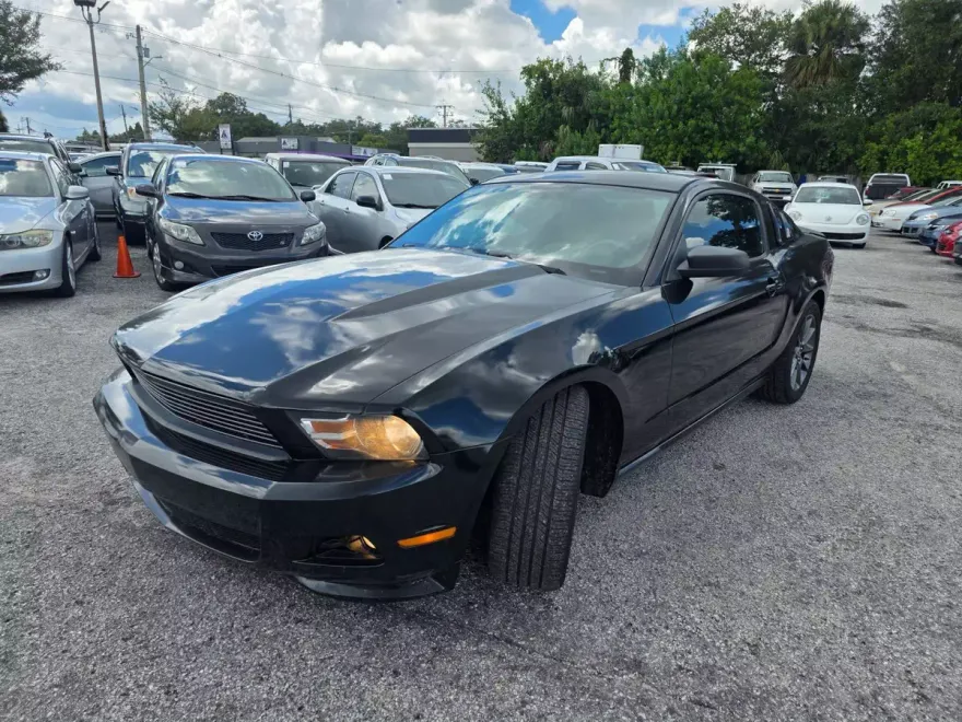 2011 Ford Mustang Premium photo 1