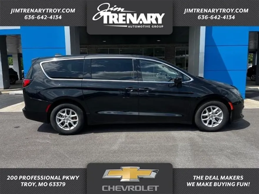2023 Chrysler Voyager LX photo 1