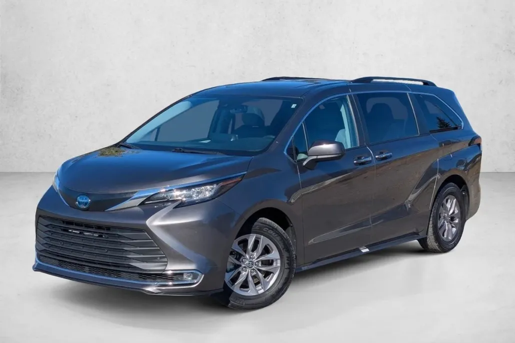 2023 Toyota Sienna XLE photo 1