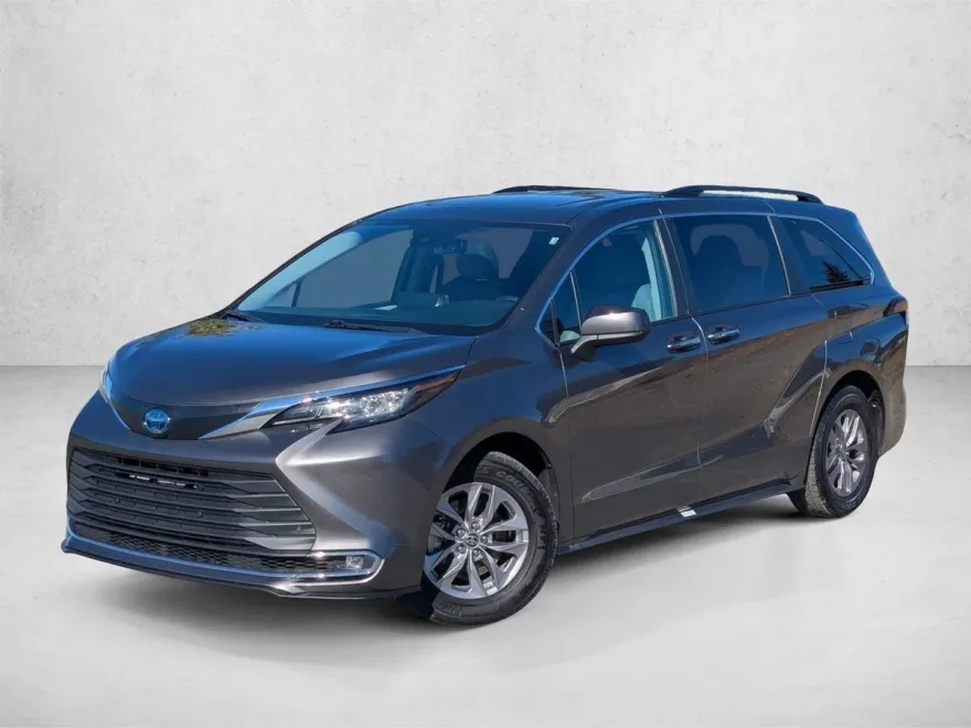 2023 Toyota Sienna XLE photo 1