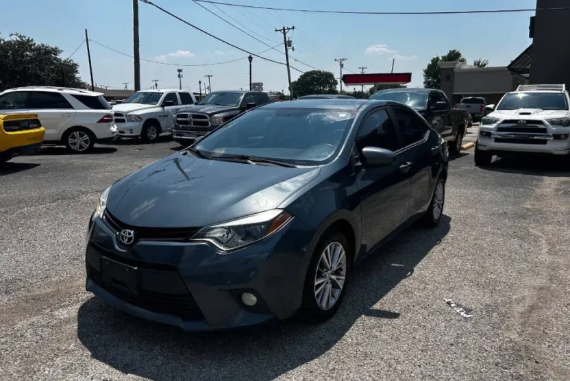 2014 Toyota Corolla LE photo 1