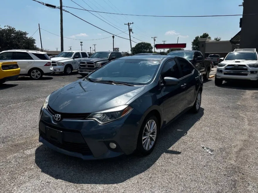 2014 Toyota Corolla LE photo 1