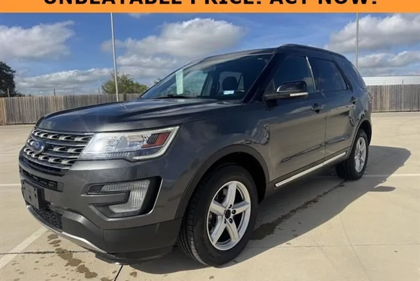 2017 Ford Explorer XLT photo 1