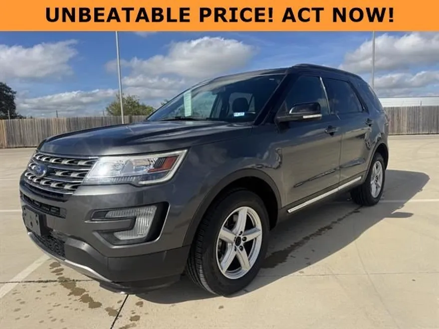 2017 Ford Explorer XLT photo 1
