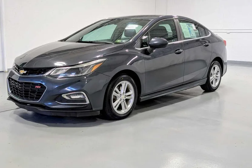 2017 Chevrolet Cruze LT photo 1