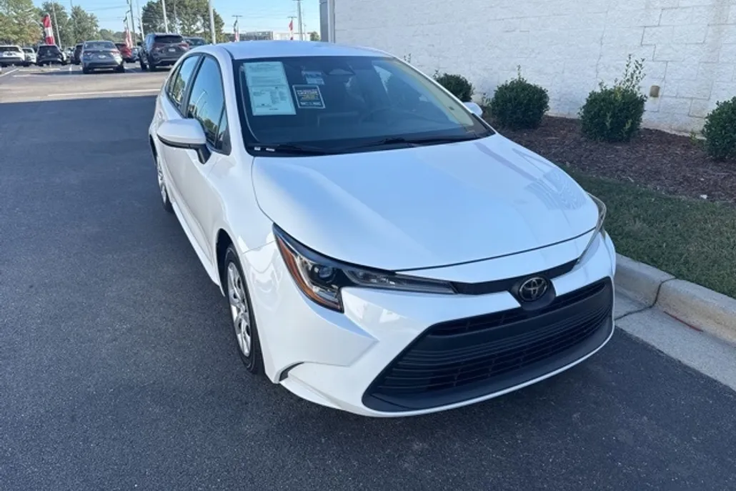 2024 Toyota Corolla LE photo 1