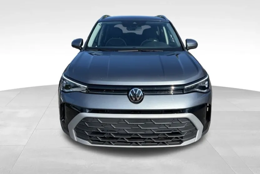 2025 Volkswagen Taos SE photo 1