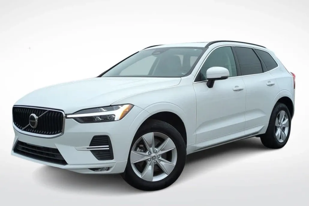2022 Volvo XC60 B5 Momentum photo 1