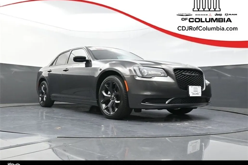 2023 Chrysler 300 Touring photo 1
