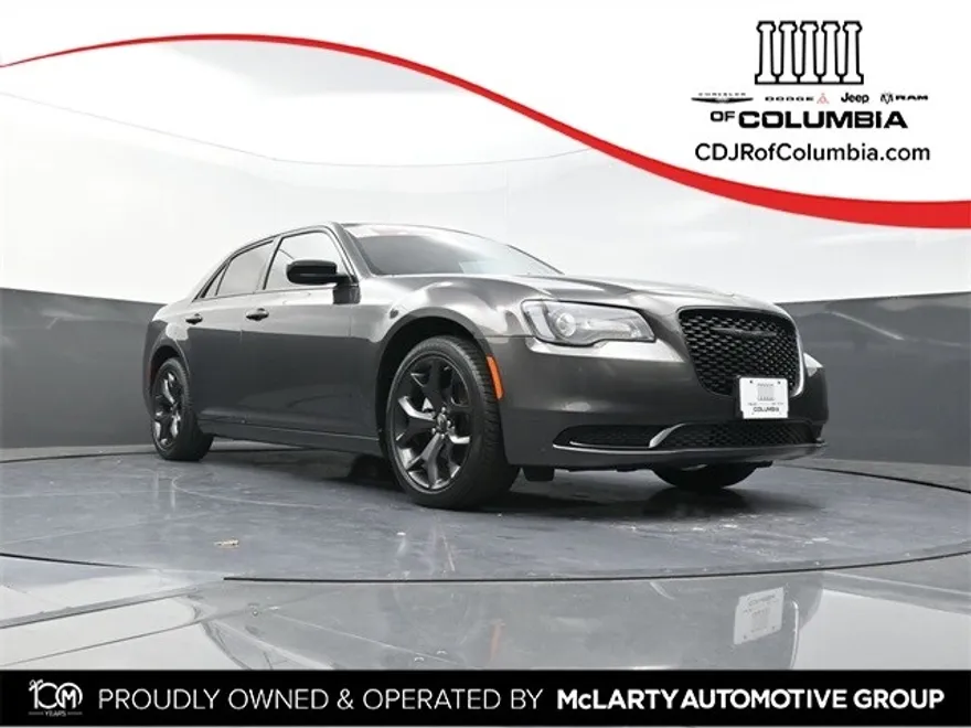 2023 Chrysler 300 Touring photo 1