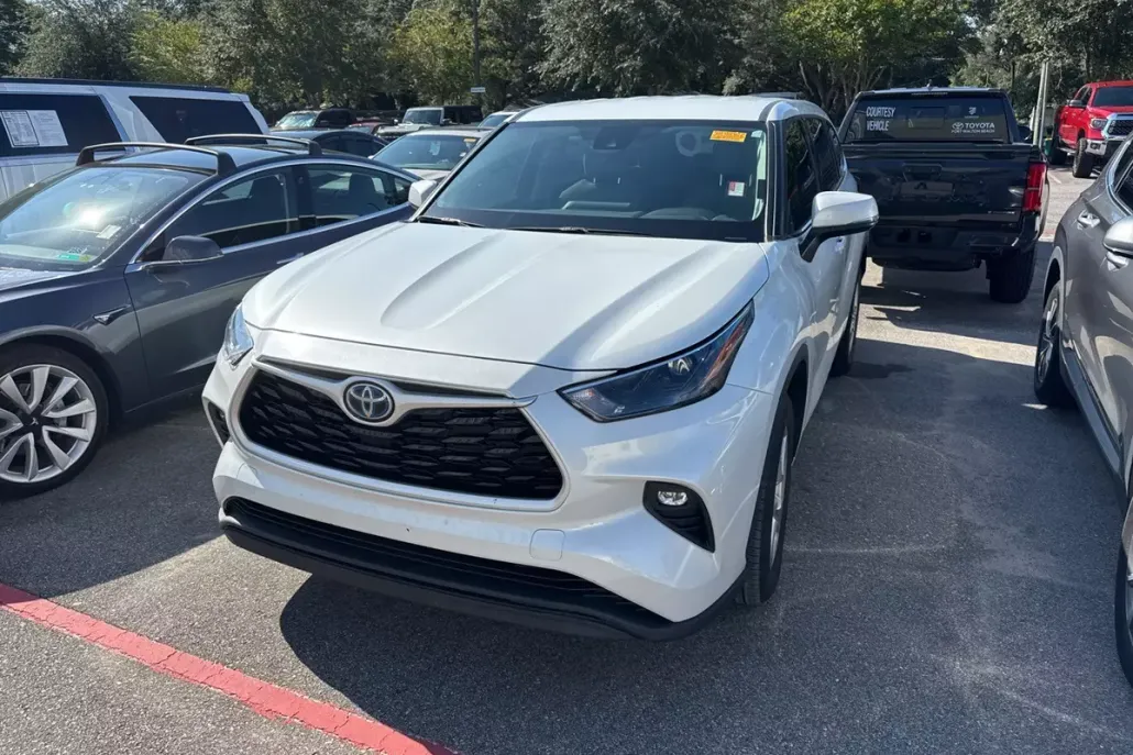 2022 Toyota Highlander Hybrid LE photo 1