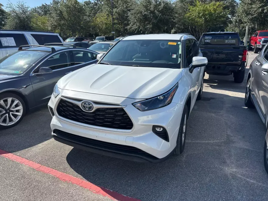 2022 Toyota Highlander Hybrid LE photo 1