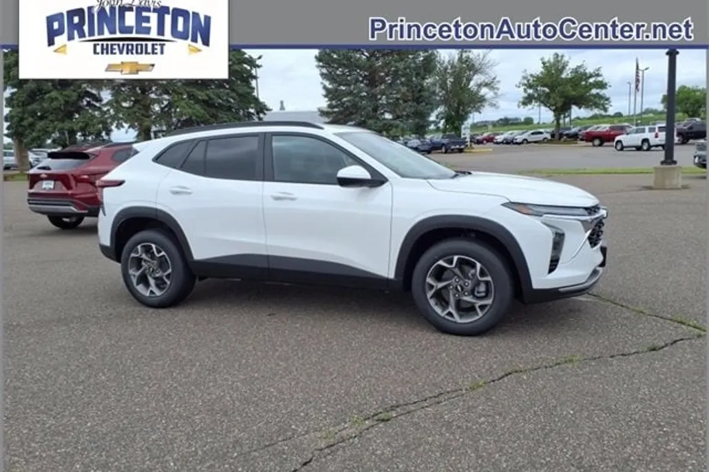 2025 Chevrolet Trax LT photo 1
