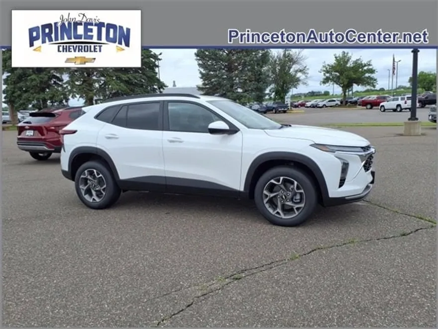 2025 Chevrolet Trax LT photo 1
