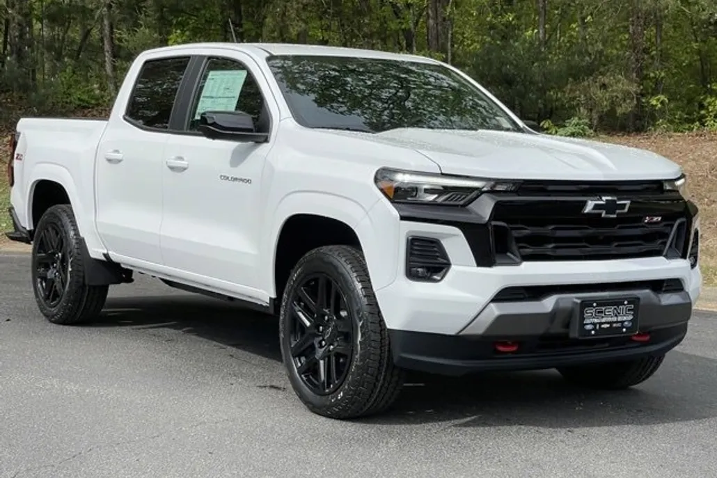 2025 Chevrolet Colorado Z71 photo 1