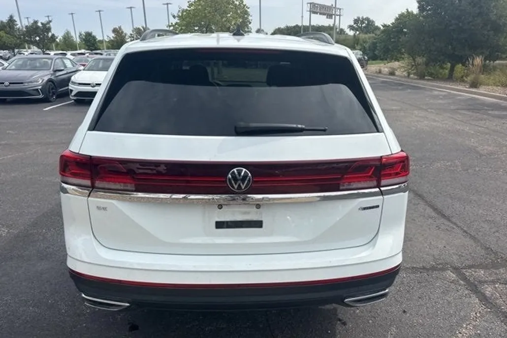 2024 Volkswagen Atlas SE photo 1