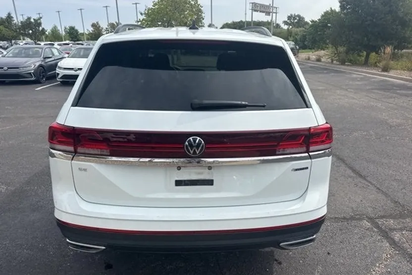 2024 Volkswagen Atlas SE photo 1