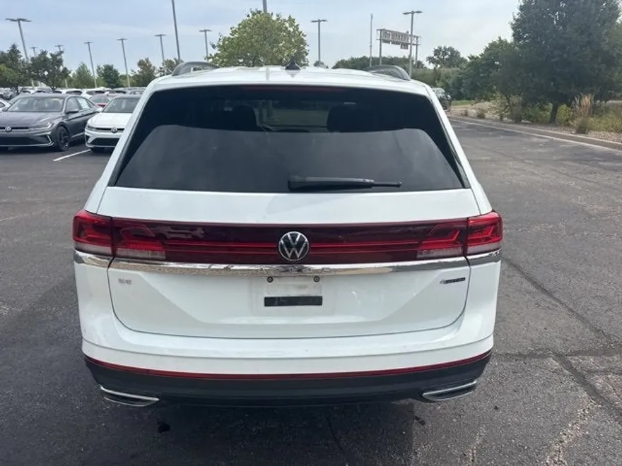 2024 Volkswagen Atlas SE photo 1