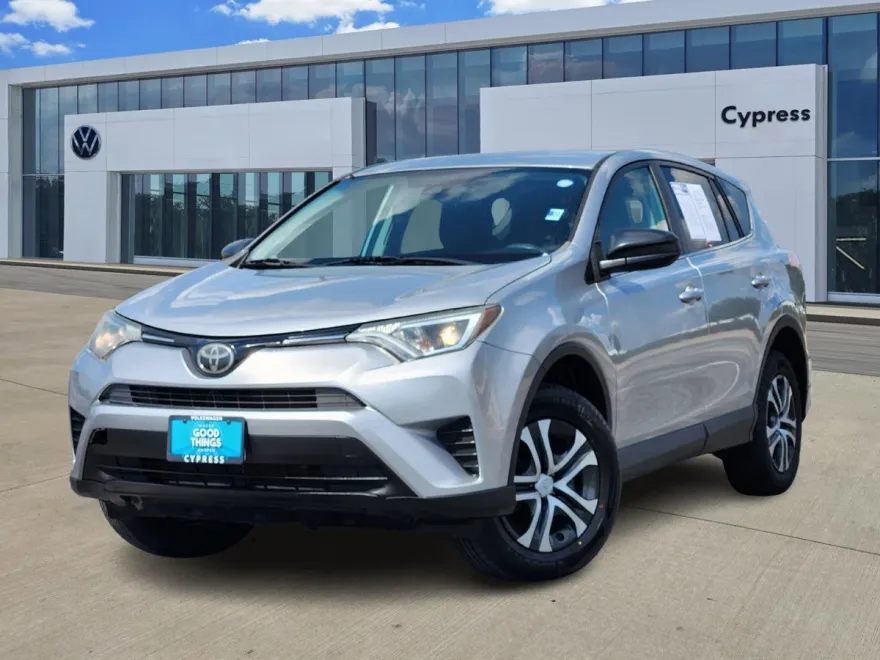 2018 Toyota RAV4 LE photo 1