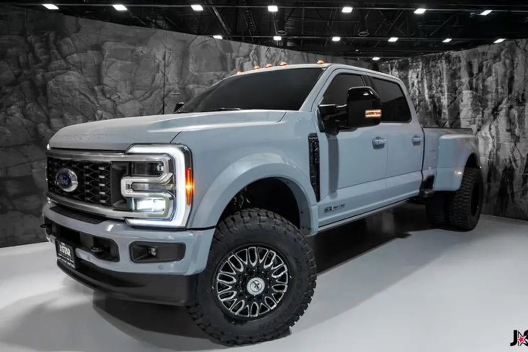 2025 Ford F-450 Platinum photo 1