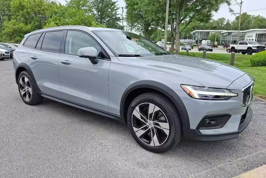 2024 Volvo V60 Cross Country B5 AWD Plus photo 1