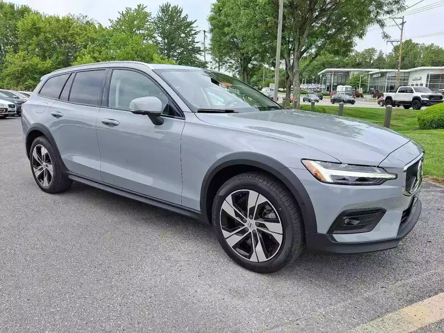 2024 Volvo V60 Cross Country B5 AWD Plus photo 1