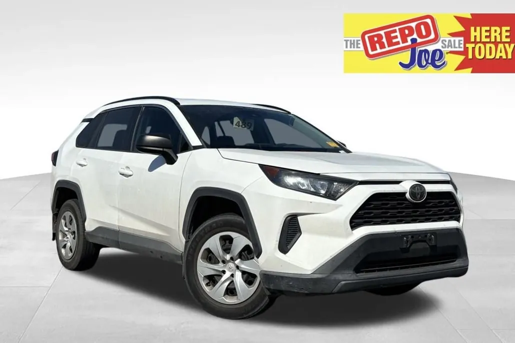 2020 Toyota RAV4 LE photo 1